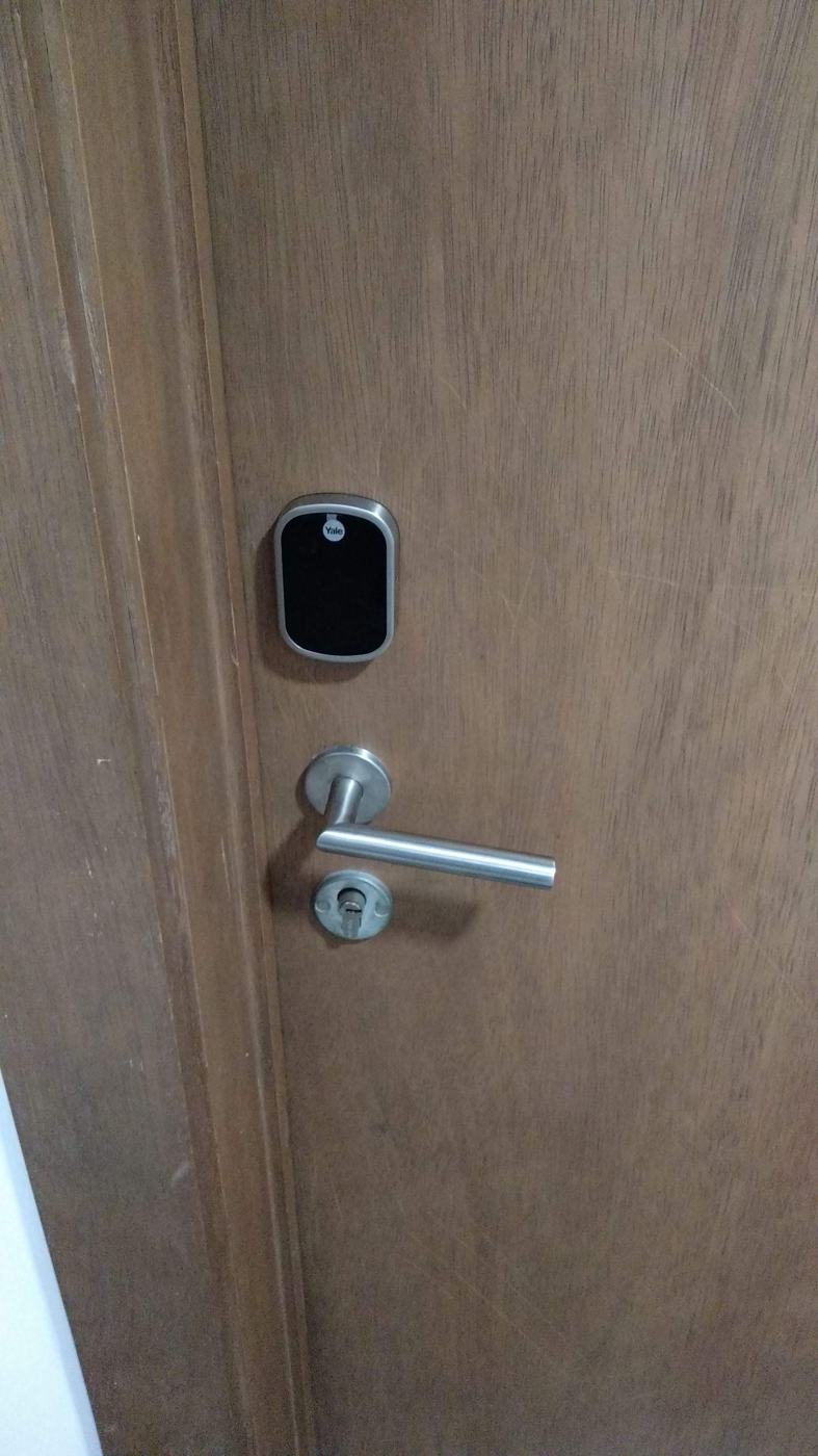 Cerradura electrónica instalada en puerta