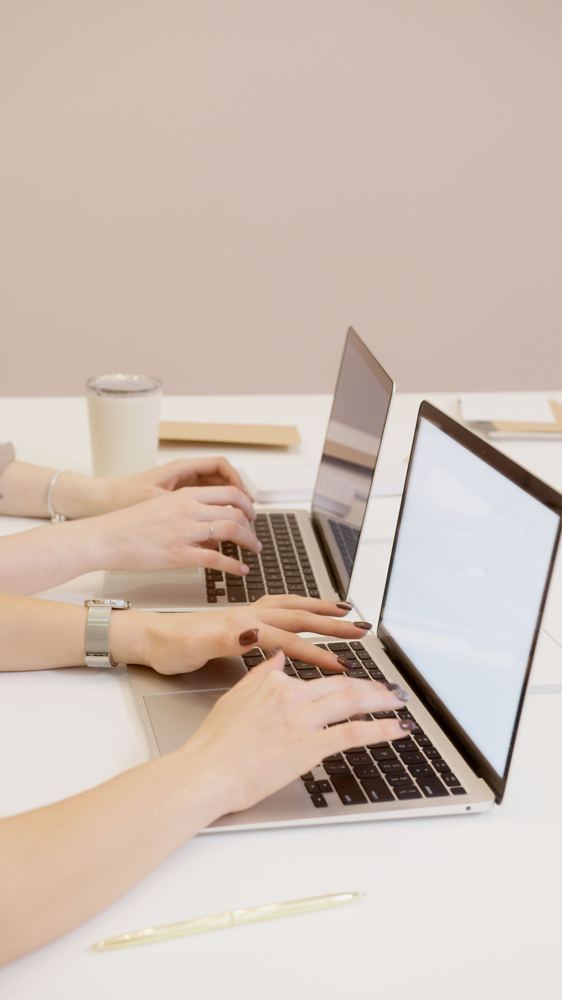 Personas trabajando en laptops
