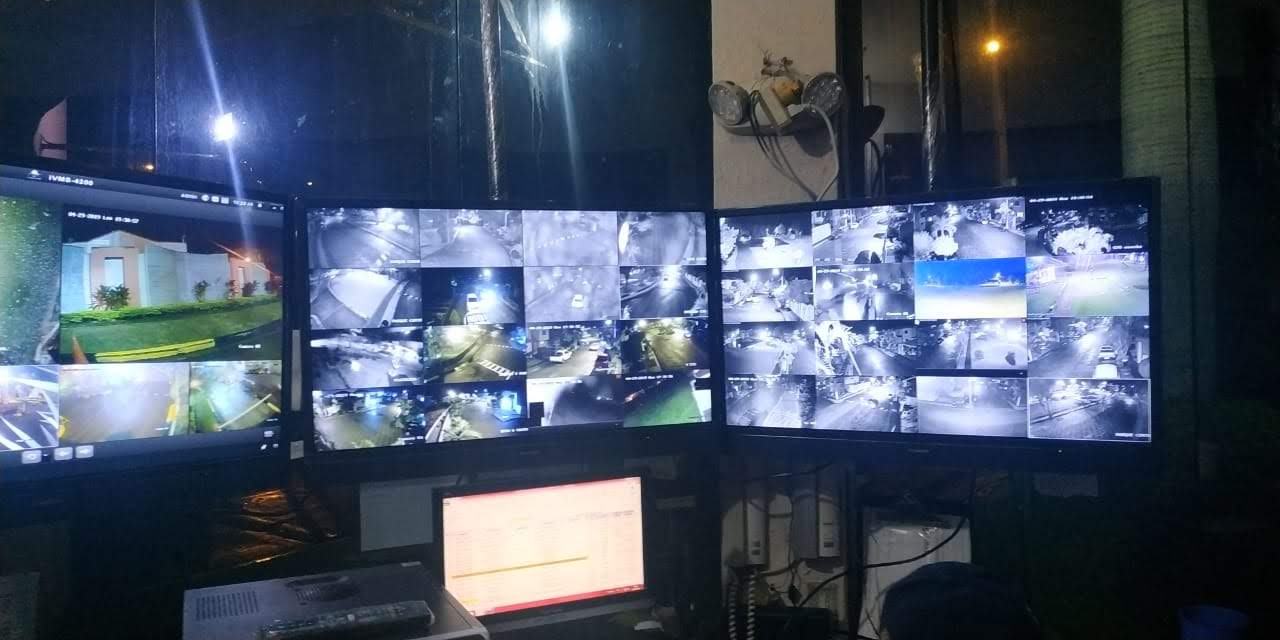 Centro de monitoreo con varias pantallas de cámaras