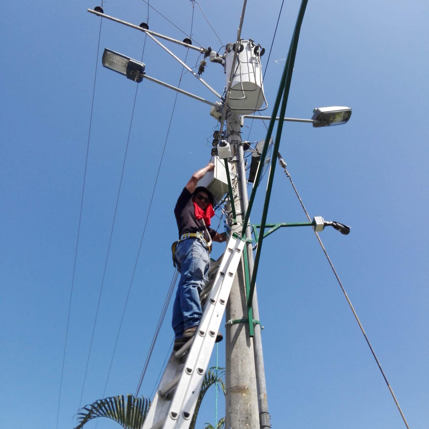 Técnico de Soportesa instalando una cámara en un poste