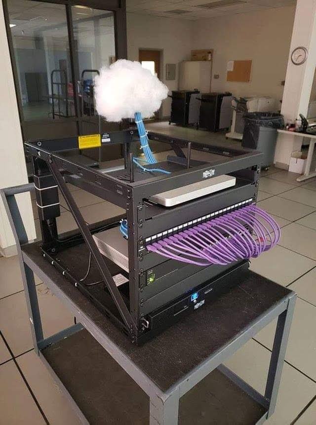 Rack con patch panel y cable morado peinado