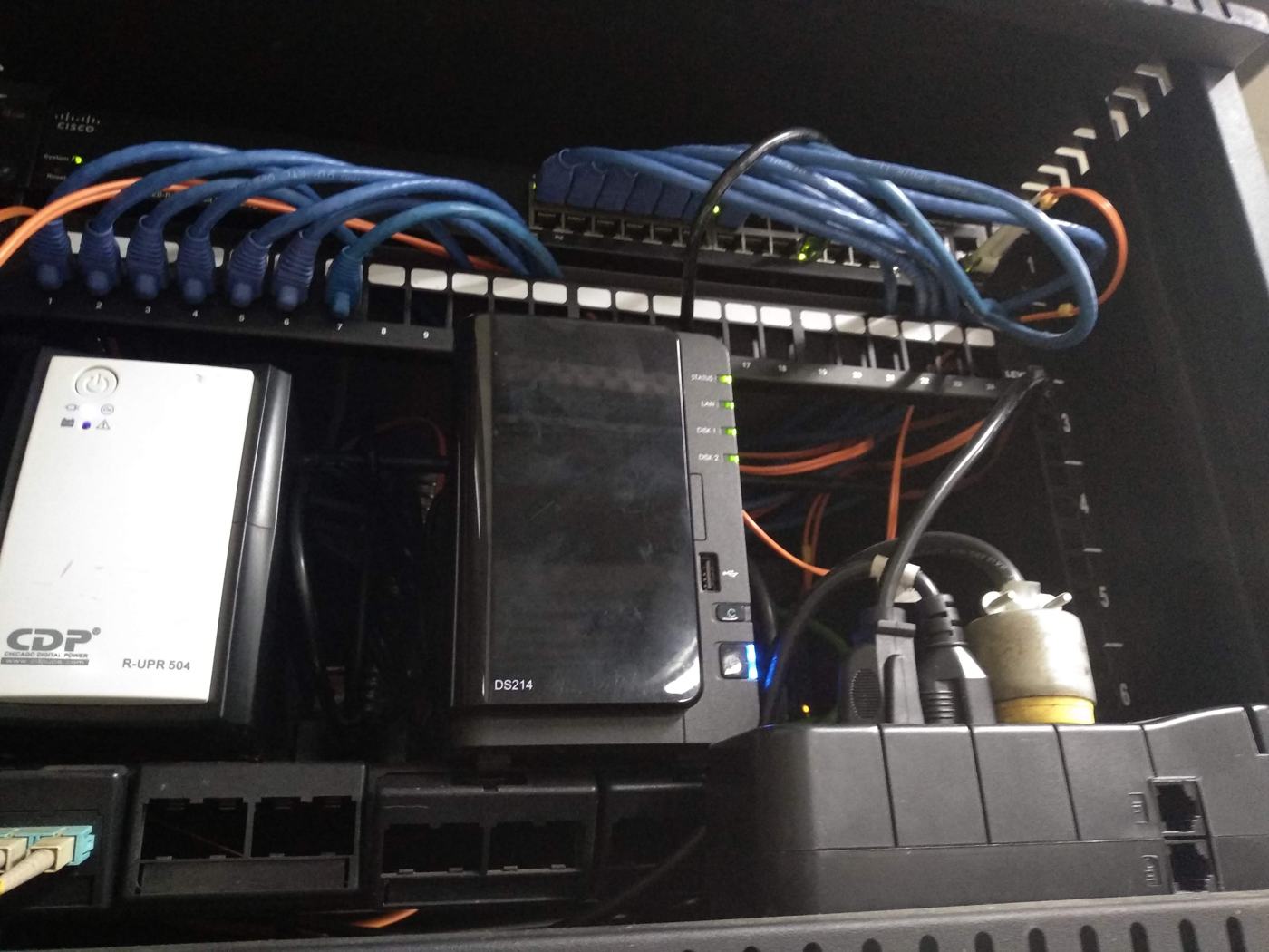 Patch panel con cableado de red en rack