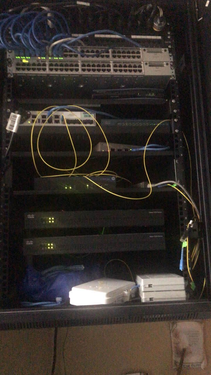 Rack con switches y fibra óptica