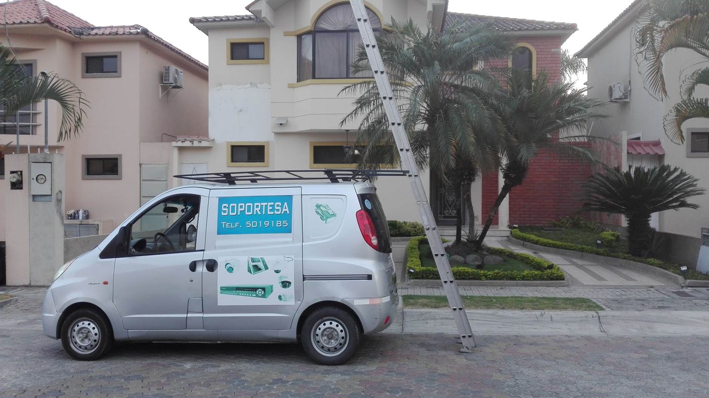 Vehículo de Soportesa estacionado durante una instalación
